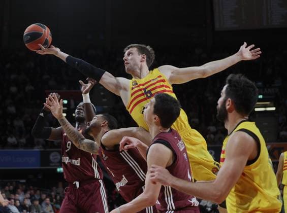 Bilder des Jahres 2024, Sport 03 März Sport Themen der Woche KW13 Sport Bilder des Tages Barcelonas 6 VESELY ueber Bayerns 9 Isaac BONGA, Bayerns 0 Nick WEILER-BABB und Bayerns 11 Vladimir LUCIC. Basketball, Bayern - Barcelona. Basketball Euroleague, FC Bayern Basketball - FC Barcelona, Barca 32.Spieltag, Saison 2023-2024, 28.03.2024, in Muenchen, Deutschland, B M W P A R K. Quelle Copyright Credit : Oryk HAIST