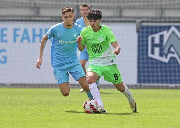 U17, U 17 VfL Wolfsburg vs Vikt. Berlin Wolfsburg, 06.04.2024, Fußball, B-Junioren, U17, Bundesliga, 23. Spieltag, VfL Wolfsburg (grüne Trikots) vs FC Viktoria 1889 Berlin (blaue Trikots), Bild zeigt: Darwin Soylu (VfL, 8) Wolfsburg