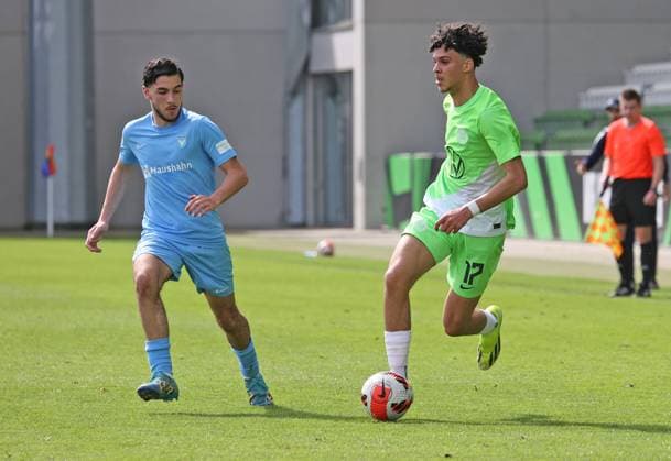 U17, U 17 VfL Wolfsburg vs Vikt. Berlin Wolfsburg, 06.04.2024, Fußball, B-Junioren, U17, Bundesliga, 23. Spieltag, VfL Wolfsburg (grüne Trikots) vs FC Viktoria 1889 Berlin (blaue Trikots), Bild zeigt: Yasin Chebil (VfL, 17) Wolfsburg