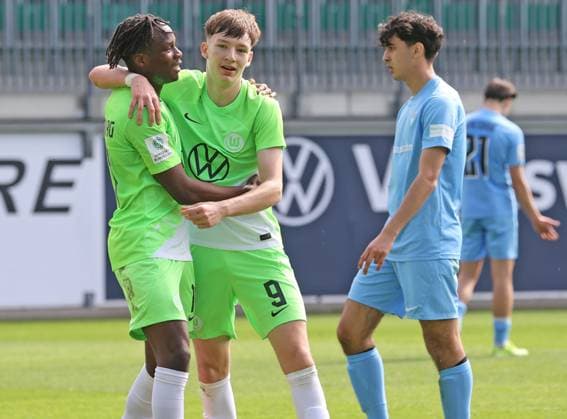 U17, U 17 VfL Wolfsburg vs Vikt. Berlin Wolfsburg, 06.04.2024, Fußball, B-Junioren, U17, Bundesliga, 23. Spieltag, VfL Wolfsburg (grüne Trikots) vs FC Viktoria 1889 Berlin (blaue Trikots), Bild zeigt: Jubel über das Tor zum 2:0 für den VfL durch Karlo Mijo Simic (VfL, 9) Wolfsburg