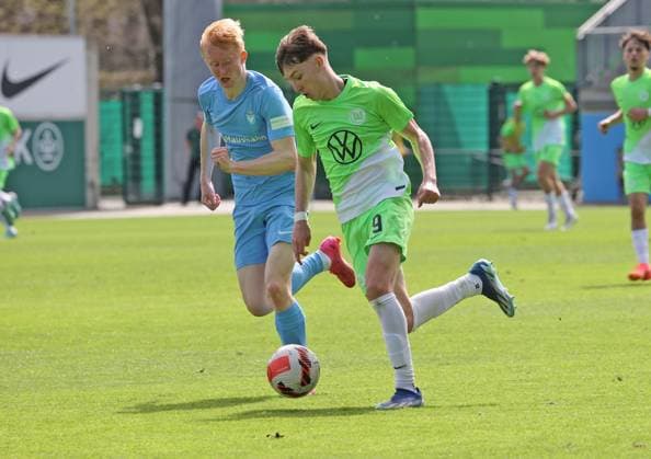 U17, U 17 VfL Wolfsburg vs Vikt. Berlin Wolfsburg, 06.04.2024, Fußball, B-Junioren, U17, Bundesliga, 23. Spieltag, VfL Wolfsburg (grüne Trikots) vs FC Viktoria 1889 Berlin (blaue Trikots), Bild zeigt: Karlo Mijo Simic (VfL, 9) Wolfsburg