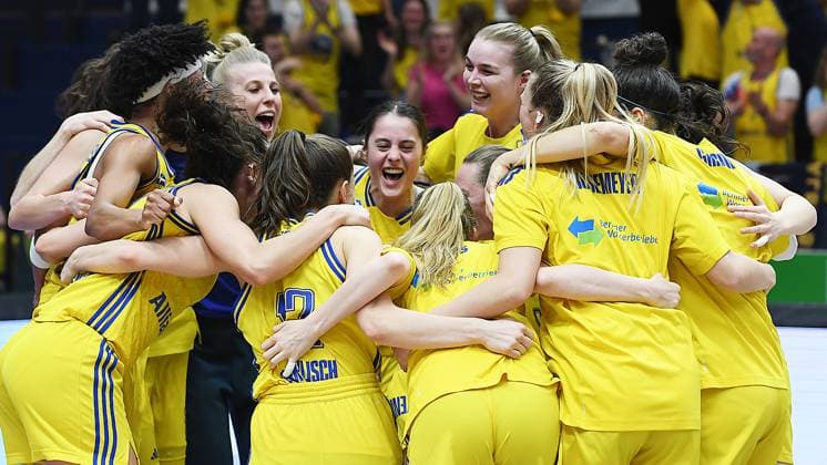 Bilder des Jahres 2024, Sport 04 April Sport Themen der Woche KW15 Sport Bilder des Tages Basketball, 1. Bundesliga Frauen Damen DBBL, Saison 2023 2024, Meisterschafts-Playoff Halbfinale, Spiel 3, Gisa Lions MBC Halle Saale vs. ALBA Berlin (14.04.2024) 65:68 (35:32). Die Frauen von ALBA Berlin jubeln nach dem Sieg im Spiel Gisa Lions MBC Halle gegen ALBA Berlin (14.04.2024). Alba zieht damit ins Meisterschafts-Finale der DBBL ein. Es jubeln u.a. Deeshyra Thomas (Alba Berlin, Rückennummer 24, point-guard), Theresa Simon (Alba Berlin, Rückennummer 3, small-forward), Lena Gohlisch (Alba Berlin, Rückennummer 12, point-guard), Tessa Stammberger (Alba Berlin, Rückennummer 6, small-forward), Laina Snyder (Alba Berlin, Rückennummer 9, small-forward), Leoni Kreyenfeld (Alba Berlin, Rückennummer 7, shooting-guard), Nina Rosemeyer (Alba Berlin, Rückennummer 11, small-forward), Stefanie Grigoleit (Alba Berlin, Rückennummer 2, power-forward). Weißenfels Sachsen-Anhalt Deutschland Stadthalle Weißenfels