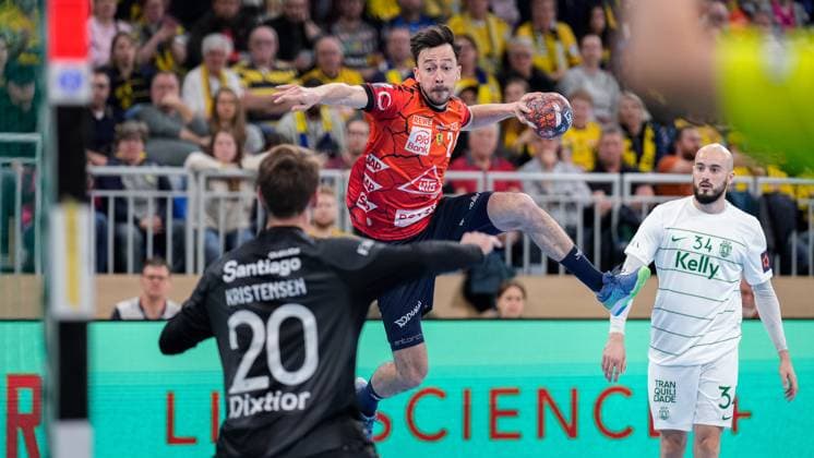 Bilder des Jahres 2024, Sport 04 April Sport Themen der Woche KW17 Sport Bilder des Tages v.li.: Andre Bergsholm Kristensen (Torwart, Sporting CP, 20), Patrick Groetzki (RNL, 24), Etienne Mocquais (Sporting CP, 34), beim Sprungwurf, Wurf, Torwurf, Action, Aktion, Spielszene, 23.04.2024, Heidelberg (Deutschland), Handball, EHF European League, Viertelfinale, Rhein-Neckar Löwen - Sporting CP Lissabon