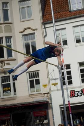 Flensburg, Schleswig-Holstein 1. Flensburger Marktplatzspringen. im Rahmen des Active City Festivals. Hier: Sportler beim Stabhochsprung. Aufnahme vom 04.05.2024, Flensburg, Südermarkt,