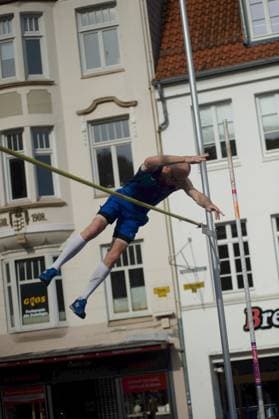 Flensburg, Schleswig-Holstein 1. Flensburger Marktplatzspringen. im Rahmen des Active City Festivals. Hier: Sportler beim Stabhochsprung. Aufnahme vom 04.05.2024, Flensburg, Südermarkt,