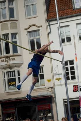 Flensburg, Schleswig-Holstein 1. Flensburger Marktplatzspringen. im Rahmen des Active City Festivals. Hier: Sportler beim Stabhochsprung. Aufnahme vom 04.05.2024, Flensburg, Südermarkt,