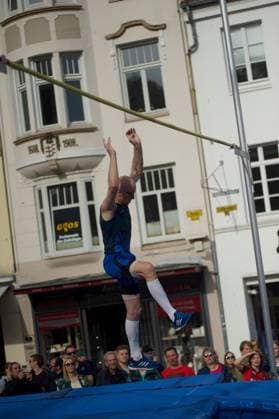 Flensburg, Schleswig-Holstein 1. Flensburger Marktplatzspringen. im Rahmen des Active City Festivals. Hier: Sportler beim Stabhochsprung. Aufnahme vom 04.05.2024, Flensburg, Südermarkt,