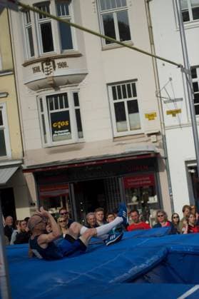 Flensburg, Schleswig-Holstein 1. Flensburger Marktplatzspringen. im Rahmen des Active City Festivals. Hier: Sportler beim Stabhochsprung. Aufnahme vom 04.05.2024, Flensburg, Südermarkt,