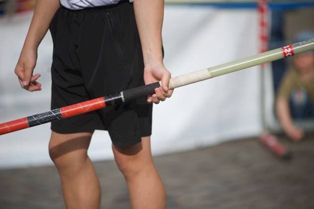 Flensburg, Schleswig-Holstein 1. Flensburger Marktplatzspringen, im Rahmen des Active City Festivals. Hier: Leichtathlet Amadeus Gräber, SV Leonardo-da-Vinci Nauen, Konzentration vor dem Stabhochprung. Aufnahme vom 04.05.2024, Flensburg, Südermarkt,