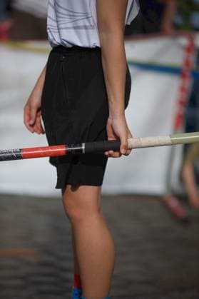 Flensburg, Schleswig-Holstein 1. Flensburger Marktplatzspringen, im Rahmen des Active City Festivals. Hier: Leichtathlet Amadeus Gräber, SV Leonardo-da-Vinci Nauen, Konzentration vor dem Stabhochprung. Aufnahme vom 04.05.2024, Flensburg, Südermarkt,