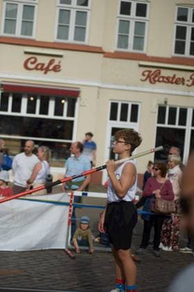 Flensburg, Schleswig-Holstein 1. Flensburger Marktplatzspringen, im Rahmen des Active City Festivals. Hier: Leichtathlet Amadeus Gräber, SV Leonardo-da-Vinci Nauen, Konzentration vor dem Stabhochprung. Aufnahme vom 04.05.2024, Flensburg, Südermarkt,