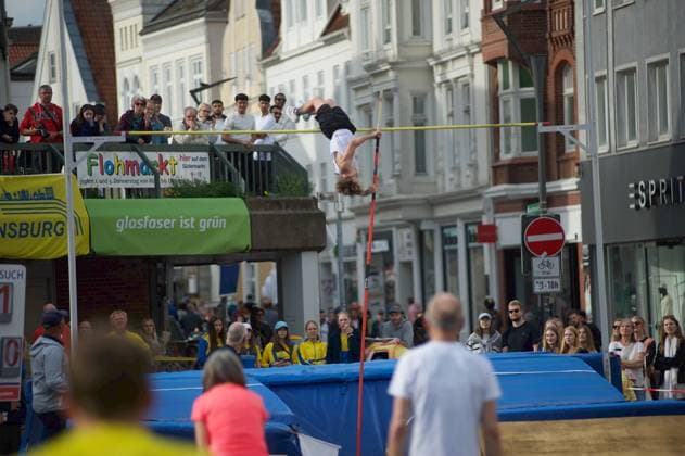 Flensburg, Schleswig-Holstein 1. Flensburger Marktplatzspringen, im Rahmen des Active City Festivals. Hier: Leichtathlet Amadeus Gräber, SV Leonardo-da-Vinci Nauen, beim Stabhochprung. Aufnahme vom 04.05.2024, Flensburg, Südermarkt,