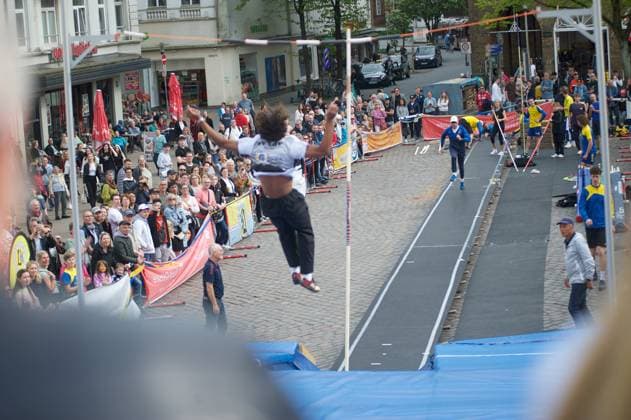 Flensburg, Schleswig-Holstein 1. Flensburger Marktplatzspringen, im Rahmen des Active City Festivals. Hier: Stabhochspringer beim Spung, er überwindet die Latte. Aufnahme vom 04.05.2024, Flensburg, Südermarkt