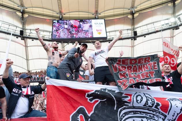 Bilder des Jahres 2024, Sport 05 Mai Sport Themen der Woche KW18 Sebastian Hoeness, Trainer (VfB Stuttgart, Trainer) auf dem Zaun bei den Fans, Ansprache, Feiert mit den Fans, VfB Stuttgart vs. FC Bayern Muenchen, Fussball, Herren, 1. Bundesliga, 32. Spieltag, Saison 23 24, GER, 04.05.2024, DFL DFB REGULATIONS PROHIBIT ANY USE OF PHOTOGRAPHS AS IMAGE SEQUENCES AND OR QUASI-VIDEO, VfB Stuttgart vs. FC Bayern Muenchen, Fussball, Herren, 1. Bundesliga, 32. Spieltag, Saison 23 24, GER, 04.05.2024 Stuttgart Copyright: xEibner-Pressefoto WolfgangxFrankx EP_WFK