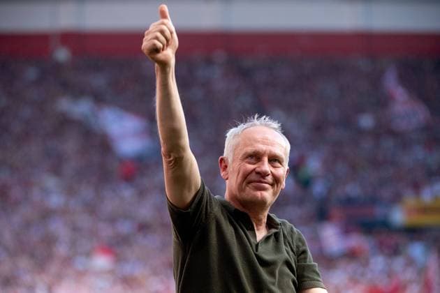 Bilder des Jahres 2024, Sport 05 Mai Sport Themen der Woche KW19 Sport Bilder des Tages Christian Streich (SC Freiburg, Trainer) verabschiedet sich nach seinem letzten Heimspiel als Cheftrainer des SCF auf einer Ehrenrunde von den Fans, GER, SC Freiburg (SCF) vs FC Heidenheim (FCH), Fussball Bundesliga, 33. Spieltag, Saison 2023 2024, 11.05.2024 DFB DFL regulations prohibit any use of photographs as image sequences and or quasi-video GER, SC Freiburg (SCF) vs FC Heidenheim (FCH), Fussball Bundesliga, 33. Spieltag, Saison 2023 2024, 11.05.2024 Freiburg Copyright: xEibner-Pressefoto Memmlerx EP_MMR