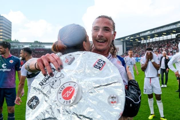 Jackson Irvine (FC St. Pauli, 07) feiert nach dem Erreichen des ersten Platzes der 2. Bundesliga. GER, SV Wehen Wiesbaden vs. FC St. Pauli, Fussball, 2. Bundesliga, 34. Spieltag, Spielzeit 2023 2024, 19.05.2024. DFL REGULATIONS PROHIBIT ANY USE OF PHOTOGRAPHS AS IMAGE SEQUENCES AND OR QUASI-VIDEO GER, SV Wehen Wiesbaden vs. FC St. Pauli, Fussball, 2. Bundesliga, 34. Spieltag, Spielzeit 2023 2024, 19.05.2024. Wiesbaden Copyright: xEibner-Pressefoto FlorianxWieganx EP_FWD