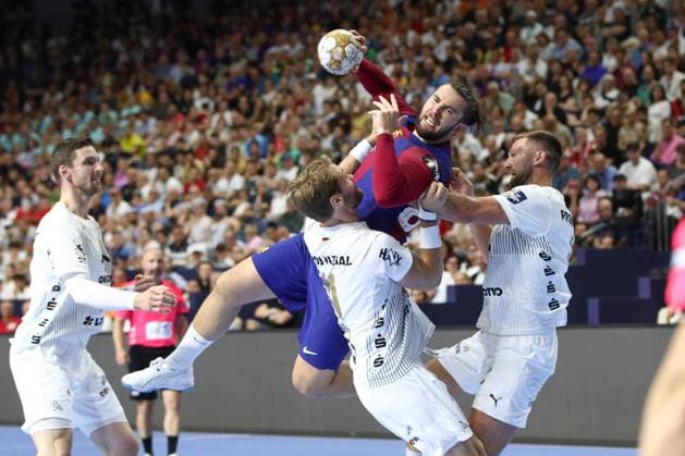 Bilder des Jahres 2024, Sport 06 Juni Sport Themen der Woche KW23 Sport Bilder des Tages 08.06.2024, xtgx, Handball, EHF Champions League - Halbfinale, FC Barcelona, Barca - THW Kiel v.l. Petter Overby (Kiel, 11), Luis Fraude (Barcelona, 82), Harald Reinkind (Kiel, 6) Zweikampf, Duell, Kampf, tackle Koeln