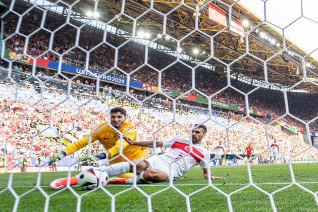 Bilder des Jahres 2024, Sport 06 Juni Sport Bilder des Tages GER, Euro 2024, Group F, Türkei (TUR) vs Portugal (PRT), 22.06.2024, BVB Stadion Dortmund Signal Iduna Park, Dortmund, GER, Euro 2024, Group F, Türkei (TUR) vs Portugal (PRT), Im Bild: Tor zum 2:0 (Eigentor) Bayindir Altay (Türkei Tuerkei TUR, 12) und Celik Mehmet Zeki (Türkei Tuerkei TUR, 2) versuchen den Ball zu retten, Hintertorkamera