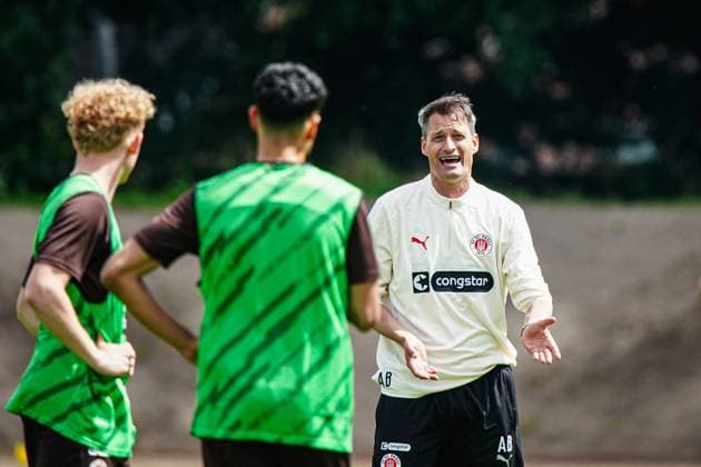 Sport Themen der Woche KW28 Sport Bilder des Tages Ansprache Alexander Blessin (FC St. Pauli, Trainer) GER, Training FC St. Pauli, Fussball, Bundesliga, Saison 2024 2025, 08.07.2024 GER, Training FC St. Pauli, Fussball, Bundesliga, Saison 2024 2025, 08.07.2024 Hamburg Copyright: xEibner-Pressefoto MarcelxvonxFehrnx EP_MFN