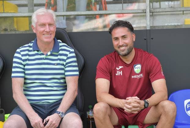 20.07.2024, GER, Fussball, Regionalliga West Regionalliga Südwest , Saison 2024 2025, Testspiel, Ohlendorf-Stadion im Heidewald, Gütersloh FC Gütersloh - KSV Hessen Kassel 2 : 2 Rob Reekers (Sportlicher Leiter FC Gütersloh, links) und Julian Hesse (Trainer FC Gütersloh), Aktion, Einzelbild, Quer, Mimik, Gestik, Trainer, Coach
