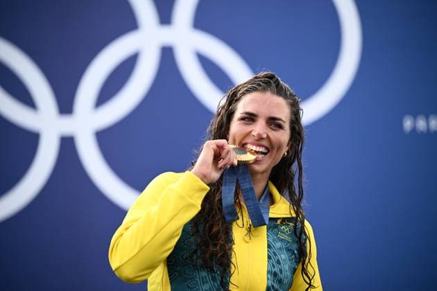 Bilder des Jahres 2024, Sport 07 Juli Sport Themen der Woche KW30 Sport Bilder des Tages OLY24 CANOE SLALOM, Australian canoeist Jessica Fox holds poses with her gold medal after winning the Women s Kayak Single Final at Vaires-sur-Marne Nautical Stadium as part of the 2024 Paris Summer Olympic Games, Olympische Spiele, Olympia, OS in Seine?et?Marne, France, Sunday, July 28, 2024. ( NO ARCHIVING, EDITORIAL USE ONLY, NO USE IN BOOKS WITHOUT CONSENT SEINE?ET?MARNE FRANCE Copyright: xDANxHIMBRECHTSx 20240729165540450635