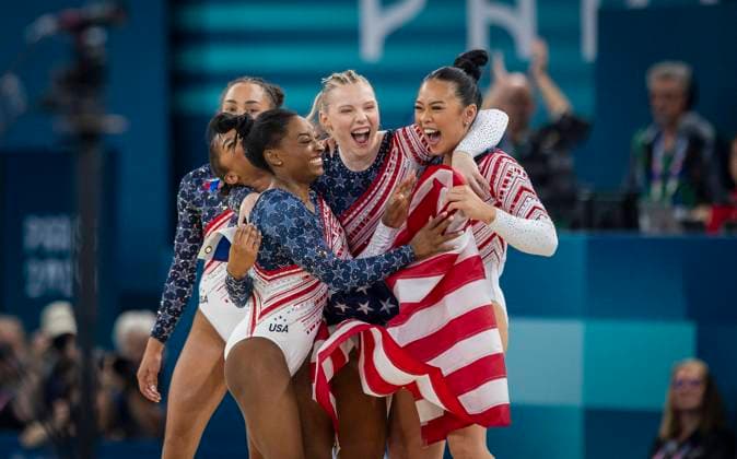Bilder des Jahres 2024, Sport 08 August Sport Bilder des Tages Paris, France. 30th Jul 2024. Simone Biles, Jade Carey , Hezly Rivera, Jordan Chiles, Sunisa Lee, (USA) celebrate their Team Gold medal win cheers after her floor exercise round Paris 2024 Olympic Games, Olympische Spiele, Olympia, OS Artistic Gymnastics Women s Team Final Olympische Spiele 30.07.2024