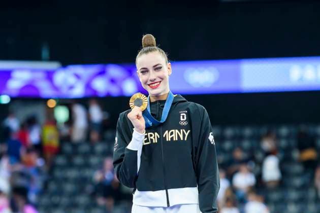 Bilder des Jahres 2024, Sport 08 August Sport Themen der Woche KW32 Sport Bilder des Tages FRA, Olympische Sommerspiele Paris 2024, Turnen, Rhythmische Sportgymnastik, EInzel Mehrkampf Finale. 09.08.2024, Champ de Mars, Paris, FRA, Olympische Sommerspiele Paris 2024, Turnen, Rhythmische Sportgymnastik, EInzel Mehrkampf Finale., im Bild VARFOLOMEEV Darja (GER) Goldmedaille