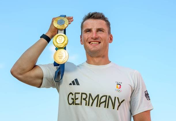 Bilder des Jahres 2024, Sport 08 August Sport Themen der Woche KW33 Sport Bilder des Tages Tom Liebscher mit seinen drei olympischen Goldmedaillen aus Rio de Janeiro, Tokyo und Paris, Empfang für Kanute Tom Liebscher-Lucz im Bootshaus Oehmestraße beim Kanuclub Dresden nach seiner Goldmedaille bei den Olympischen Spielen in Paris, 13.08.2024, Kanu, Vierer-Kayak, Kayak, Kanute, KC Dresden,