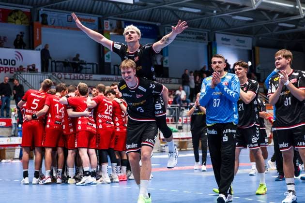 Bilder des Jahres 2024, Sport 10 Oktober Sport Themen der Woche KW40 Sport Bilder des Tages 02.10.2024, Handball, Saison 2024 2025, DHB-Pokal, 2. Runde, ASV Hamm-Westfalen - TUSEM Essen, v. l. Finley Werschkull (TuSEM Essen), Finn Wolfram (TuSEM Essen), Torwart Dominik Plaue (TuSEM Essen), Alexander Schoss (TuSEM Essen) bejubeln den Sieg, Hamm Westpress Arena NRW Deutschland xRHR-FOTO DEx Copyright: DennisxEwert RHR-FOTOx RHR-FOTO DE