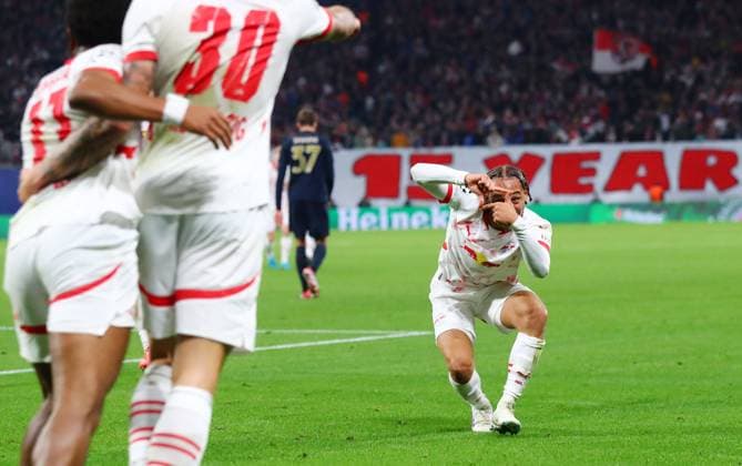 Bilder des Jahres 2024, Sport 10 Oktober Sport Themen der Woche KW40 Sport Bilder des Tages RB Leipzig - Juventus Turin Champions League Leipzig, 02.10.2024, Red Bull Arena, Fussball, UEFA Champions League, Spieltag 2 , RB LEIPZIG vs. JUVENTUS FC TURIN , Tor für Leipzig zum 1:0. Im Bild: Torschütze Benjamin Sesko (30, RB Leipzig) . Xavi Simons (re., 10, RB Leipzig) knipst die jubelnden Lois Openda (11, RB Leipzig) und Benjamin Sesko (30, RB Leipzig) ,