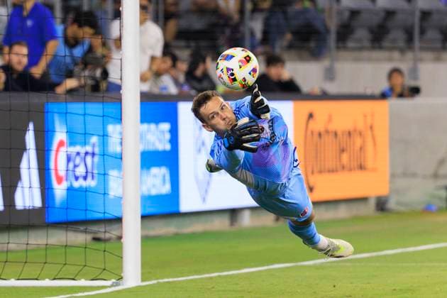 October 2, 2024, Los Angeles, California, USA: Goalkeeper, Ben Lundt 39 of the St. Louis City SC stops a shot into goal during their regular season MLS, Fussball Herren, USA match against the St. Louis City SC on Wednesday October 2, 2024 at the BMO Stadium in Los Angeles, California. JAVIER ROJAS PI Los Angeles USA - ZUMAp124 20241002_zaa_p124_084 Copyright: xJavierxRojasx