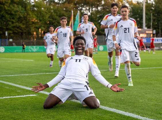 Bilder des Jahres 2024, Sport 10 Oktober Sport Bilder des Tages Fußball, Nachwuchs, Saison 2024 25, U16-Junioren-Länderspiel in Berlin, Deutschland - Polen, vorn Ivan Mathis Massek (U16 GER), hinten v. l. Philip Buchta (U16 GER), John Meyer (U16 GER), Cem Halaco (U16 GER), Luca Michel Hampel (U16 GER), Jubel nach Tor zum 2:1, 11.10. 2024, Copyright: xMatthiasxKochx