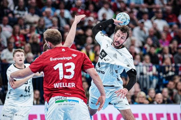 Bilder des Jahres 2024, Sport 10 Oktober Wurf Tor Domagoj Duvnjak (THW Kiel, 04) GER, Handball Verein Hamburg vs. THW Kiel, Handball, Bundesliga, Spieltag 6, Saison 2024 2025, 11.10.2024 GER, Handball Sport Verein Hamburg vs. THW Kiel, Handball, Bundesliga, Spieltag 6, Saison 2024 2025, 11.10.2024 Hamburg Copyright: xEibner-Pressefoto MarcelxvonxFehrnx EP_MFN