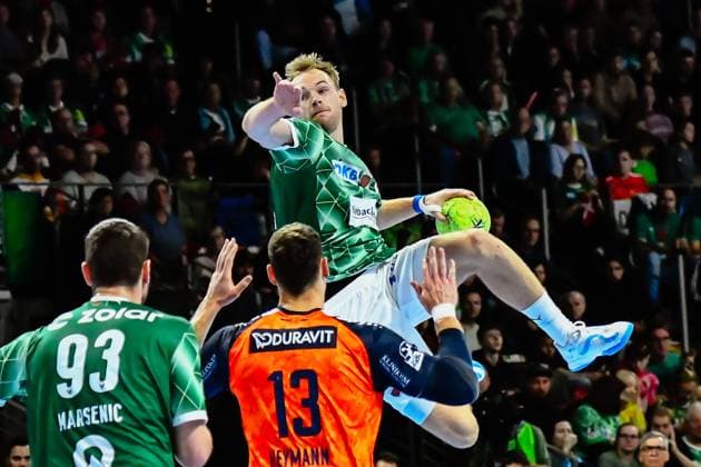 Bilder des Jahres 2024, Sport 10 Oktober Handball, Daikin HBL, Fuechse Berlin - Rhein-Neckar Loewen 13.10.2024, xdanx, Handball, Daikin HBL, Fuechse Berlin - Rhein-Neckar Loewen, v.l.Sebastian Heymann (Rhein-Neckar Löwen, 13),Mathias Gidsel (Füchse Berlin 19),setzt zum Sprungwurf an Berlin Max Schmeling Halle Berlin Deutschland (DE) Copyright: xDanielxLakomskix