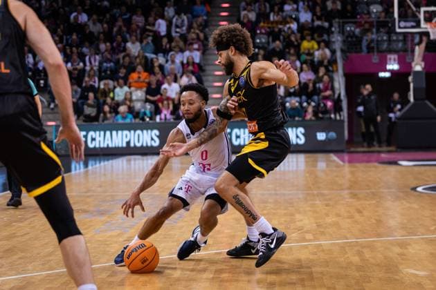 Basketball Champions League, Telekom Baskets Bonn vs. AEK Betsson BC, 15.10.2024 Darius McGhee (Telekom Baskets Bonn 0) und Hunter Hale (AEK Bettson Athen 77) -- Basketball Champions League, Telekom Baskets Bonn vs. AEK Betsson BC, 15.10.2024, Telekom Dome, Bonn Copyright: xBEAUTIFULxSPORTS Derixx
