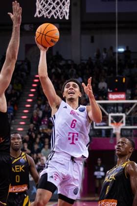 Basketball Champions League, Telekom Baskets Bonn vs. AEK Betsson BC, 15.10.2024 Angelo Allegri (Telekom Baskets Bonn 6) beim Korbleger -- Basketball Champions League, Telekom Baskets Bonn vs. AEK Betsson BC, 15.10.2024, Telekom Dome, Bonn Copyright: xBEAUTIFULxSPORTS Derixx