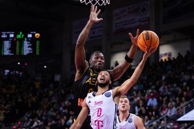 Basketball Champions League, Telekom Baskets Bonn vs. AEK Betsson BC, 15.10.2024 Darius McGhee (Telekom Baskets Bonn 0) und RaiQuan Gray (AEK Bettson Athen 0) -- Basketball Champions League, Telekom Baskets Bonn vs. AEK Betsson BC, 15.10.2024, Telekom Dome, Bonn Copyright: xBEAUTIFULxSPORTS Derixx