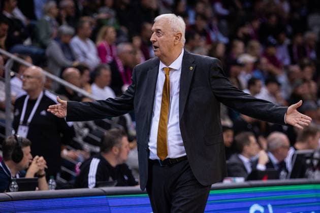 Basketball Champions League, Telekom Baskets Bonn vs. AEK Betsson BC, 15.10.2024 Dragan Sakola (Headcoach AEK Bettson Athen) ist ungehalten -- Basketball Champions League, Telekom Baskets Bonn vs. AEK Betsson BC, 15.10.2024, Telekom Dome, Bonn Copyright: xBEAUTIFULxSPORTS Derixx