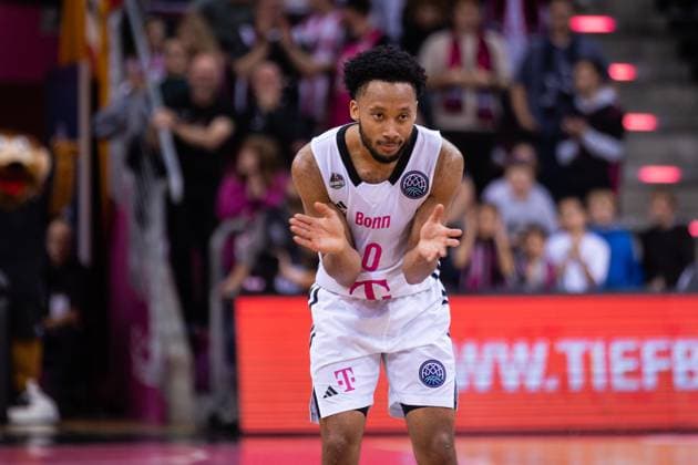 Basketball Champions League, Telekom Baskets Bonn vs. AEK Betsson BC, 15.10.2024 Darius McGhee (Telekom Baskets Bonn 0) applaudiert sich selbst zu seiner Leistung -- Basketball Champions League, Telekom Baskets Bonn vs. AEK Betsson BC, 15.10.2024, Telekom Dome, Bonn Copyright: xBEAUTIFULxSPORTS Derixx