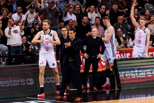 Basketball Champions League, Telekom Baskets Bonn vs. AEK Betsson BC, 15.10.2024 Die Bank der Telekom Baskets Bonn jubelt Till Pape (Telekom Baskets Bonn, 19), Roel Moors (Trainer Telekom Baskets Bonn) Basketball Champions League, Telekom Baskets Bonn vs. AEK Betsson BC, Bonn, Telekom Dome am 15.10.2024 Copyright: xBEAUTIFULxSPORTS Wunderlx