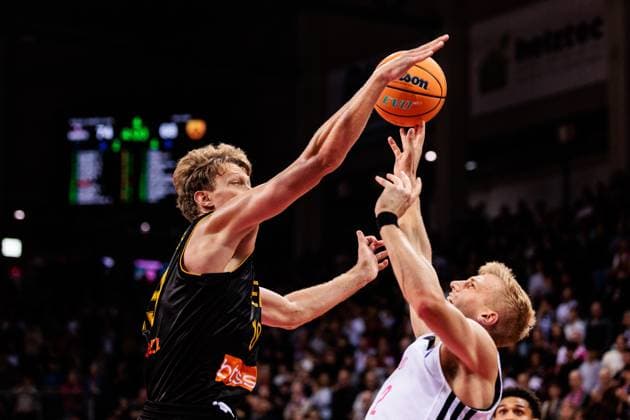 Basketball Champions League, Telekom Baskets Bonn vs. AEK Betsson BC, 15.10.2024 Mndaugas Kuzminskas (AEK Betsson BC, 19), Sam Griesel (Telekom Baskets Bonn, 2) im Wurf Basketball Champions League, Telekom Baskets Bonn vs. AEK Betsson BC, Bonn, Telekom Dome am 15.10.2024 Copyright: xBEAUTIFULxSPORTS Wunderlx