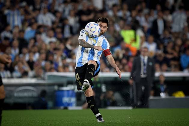 October 15, 2024, Buenos Aires, Buenos Aires, Argentina: Lionel Messi of Argentina seen in action during the match between Argentina and Bolivia as part of FIFA World Cup, WM, Weltmeisterschaft, Fussball 2026 Qualifiers at Estadio Mas Monumental, on October 15 2024 in Buenos Aires, Argentina Buenos Aires Argentina - ZUMAt163 20241015_zsp_t163_011 Copyright: xRobertoxTuerox