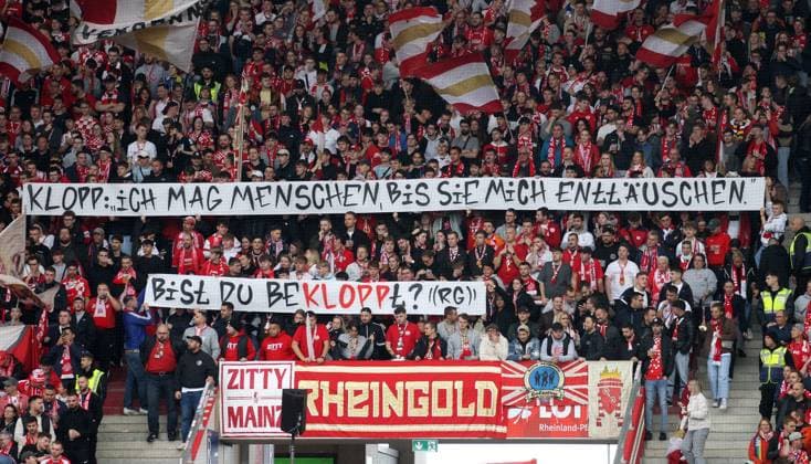 Bilder des Jahres 2024, Sport 10 Oktober Sport Themen der Woche KW42 Sport Bilder des Tages Banner der Mainz ß5 Fans gegen Jürgen Klopp 19.10.2024, Fußball, 1. Bundesliga, 1. FSV Mainz 05 - RB Leipzig, 7. Spieltag, Saison 2024 25, MEWA Arena, Mainz, Deutschland, zmdz, ** DFB & DFL regulations prohibit any use of photographs as image sequences and or quasi-video. ** 1. FSV Mainz 05 - RB Leipzig