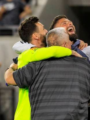 October 19, 2024, Los Angeles, California, USA: Goalkeeper, Hugo Lloris 1 and Olivier Giroud 9 of the Los Angeles Football Club react after reaching 1 on the Western Conference standings after winning their regular season MLS, Fussball Herren, USA match against the San Jose Earthquakes on Saturday October 19, 2024 at the BMO Stadium in Los Angeles, California. LAFC defeats Earthquakes, 3-1. JAVIER ROJAS PI Los Angeles USA - ZUMAp124 20241019_zaa_p124_062 Copyright: xJavierxRojasx