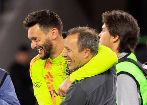 October 19, 2024, Los Angeles, California, USA: Goalkeeper, Hugo Lloris 1 celebrates with head coach, Steve Cherundolo of the Los Angeles Football Club after reaching 1 on the Western Conference standings after winning their regular season MLS, Fussball Herren, USA match against the San Jose Earthquakes on Saturday October 19, 2024 at the BMO Stadium in Los Angeles, California. LAFC defeats Earthquakes, 3-1. JAVIER ROJAS PI Los Angeles USA - ZUMAp124 20241019_zaa_p124_066 Copyright: xJavierxRojasx