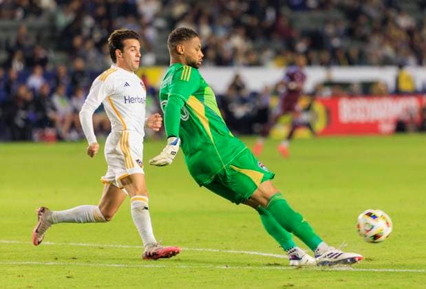 October 26, 2024, Los Angeles, California, USA: Goalkeeper, Zackary Steffan 95 of the Colorado Rapids puts the ball in play as he is challenged by Riqui Puig 10 of the LA Galaxy during the Audi 2024 MLS, Fussball Herren, USA Cup Playoffs Round One Game 1 of 3 on Saturday October 26, 2024 at Dignity Health Sports Park Stadium in Carson, California. The Galaxy defeats Rapids, 5-0. JAVIER ROJAS PI Los Angeles USA - ZUMAp124 20241026_zaa_p124_075 Copyright: xJavierxRojasx