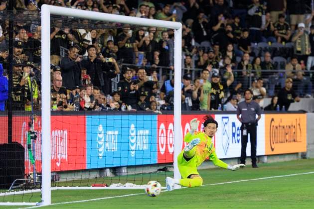 October 27, 2024, Los Angeles, California, USA: Goalkeeper, Yohei Takaoka 1 of the Vancouver Whitecaps is unable to stop a penalty kick by Denis Bouanga 99 of the Los Angeles Football Club during the Audi 2024 MLS, Fussball Herren, USA Cup Playoffs Round One Game 1 of 3 on Sunday October 27, 2024 at BMO Stadium in Los Angeles, California. JAVIER ROJAS PI Los Angeles USA - ZUMAp124 20241027_zaa_p124_003 Copyright: xJavierxRojasx