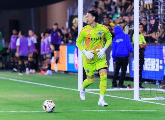 October 27, 2024, Los Angeles, California, USA: Goalkeeper, Yohei Takaoka 1 of the Vancouver Whitecaps during the Audi 2024 MLS, Fussball Herren, USA Cup Playoffs Round One Game 1 of 3 against the Los Angeles Football Club on Sunday October 27, 2024 at BMO Stadium in Los Angeles, California. LAFC defeats Whitecaps, 2-1. ARIANA RUIZ PI Los Angeles U.S - ZUMAp124 20241027_zaa_p124_054 Copyright: xArianaxRuizx