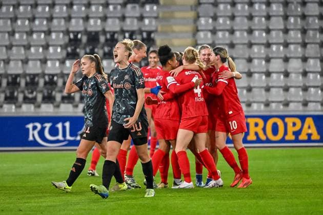 Bilder des Jahres 2024, Sport 11 November Sport Themen der Woche KW45 Jubel nach dem Tor zum 1:0 durch Lisa Karl (SC Freiburg Frauen, 02). Carolin Simon (FC Bayern Muenchen, 30) mit Emotion im Vordergrund. GER, SC Freiburg - FC Bayern Muenchen, Frauen-Fussball, Google Pixel Frauen-Bundesliga, 9. Spieltag, Saison 2024 2025, 08.11.2024 DFB REGULATIONS PROHIBIT ANY USE OF PHOTOGRAPHS AS IMAGE SEQUENCES AND OR QUASI-VIDEO GER, SC Freiburg - FC Bayern Muenchen, Frauen-Fussball, Google Pixel Frauen-Bundesliga, 9. Spieltag, Saison 2024 2025, 08.11.2024 Freiburg Copyright: xEibner-Pressefoto ThomasxHessx EP_THS