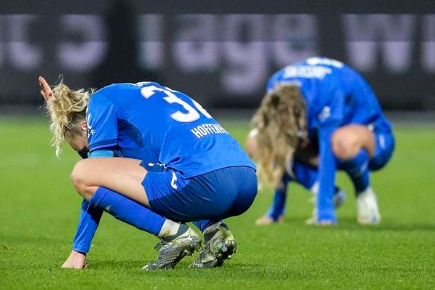 Bilder des Jahres 2024, Sport 11 November Sport Themen der Woche KW46 Sport Bilder des Tages v.li.: Vanessa Diehm (TSG, 32), Jill Janssens (TSG, 9), Spielerinnen der TSG 1899 Hoffenheim, enttäuscht über die Niederlage, Enttäuschung nach dem Schlusspfiff, Highlight, Verlierer, verloren, Frustration, disappointed, pessimistisch, 16.11.2024, Sinsheim (Hoffenheim) (Deutschland), Fussball, Google Pixel Frauen-Bundesliga, TSG 1899 Hoffenheim - SG Eintracht Frankfurt, DFB DFL REGULATIONS PROHIBIT ANY USE OF PHOTOGRAPHS AS IMAGE SEQUENCES AND OR QUASI-VIDEO.